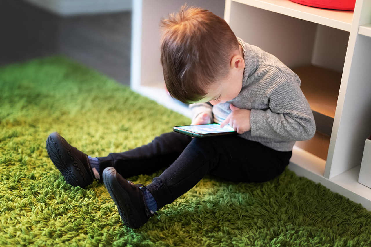 little boy play games on smartphone mod